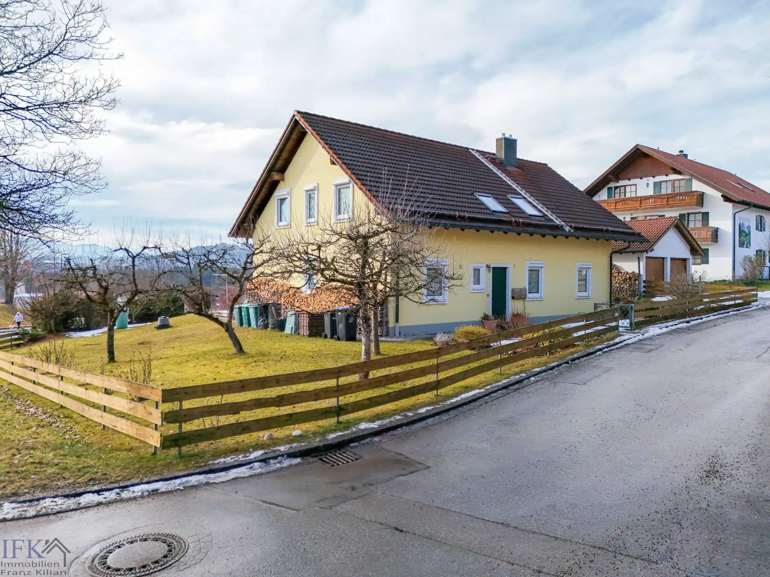 Straßenansicht - Hier brauchen Sie keinen TV! Zweifamilienhaus in Hohenpeißenberg mit Panoramablick!!