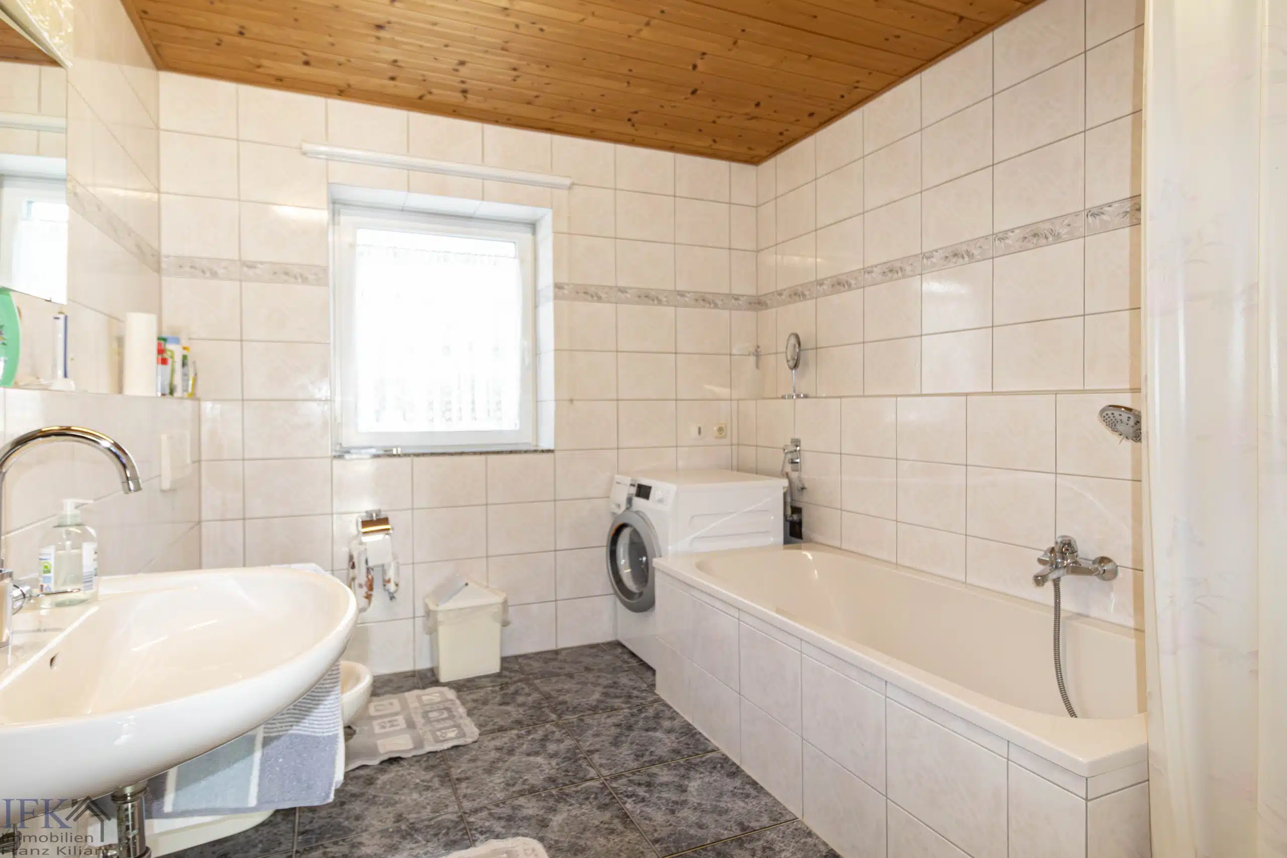 EG Bad - Hier brauchen Sie keinen TV! Zweifamilienhaus in Hohenpeißenberg mit Panoramablick!!