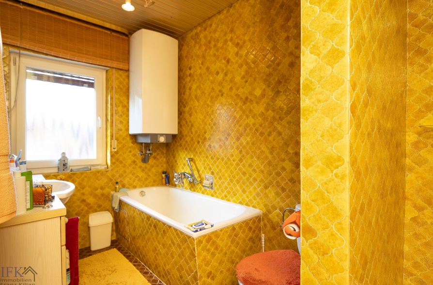 Charmantes Zweifamilienhaus in attraktiver Wohnlage in Seeshaupt - OG Bad (40301)