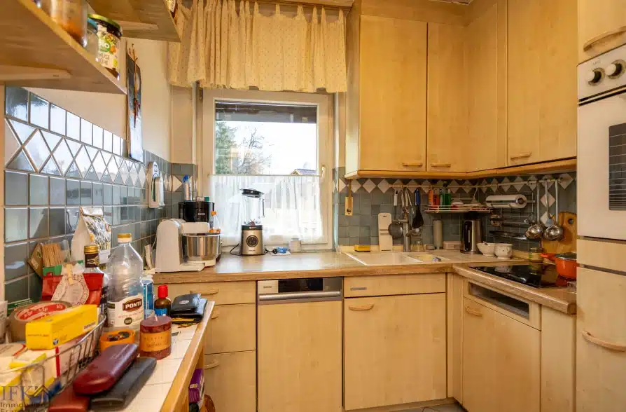 Charmantes Zweifamilienhaus in attraktiver Wohnlage in Seeshaupt - OG Küche (40298)