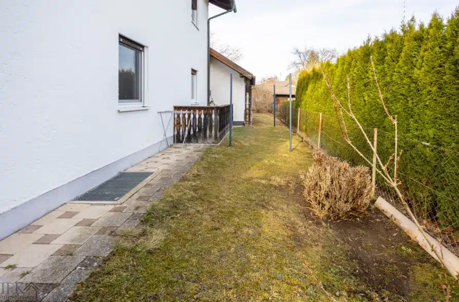 Charmantes Zweifamilienhaus in attraktiver Wohnlage in Seeshaupt - seitlicher Garten (40286)