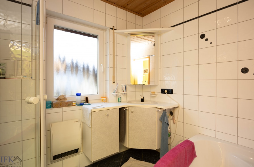 Charmantes Zweifamilienhaus in attraktiver Wohnlage in Seeshaupt - EG Bad (40293)