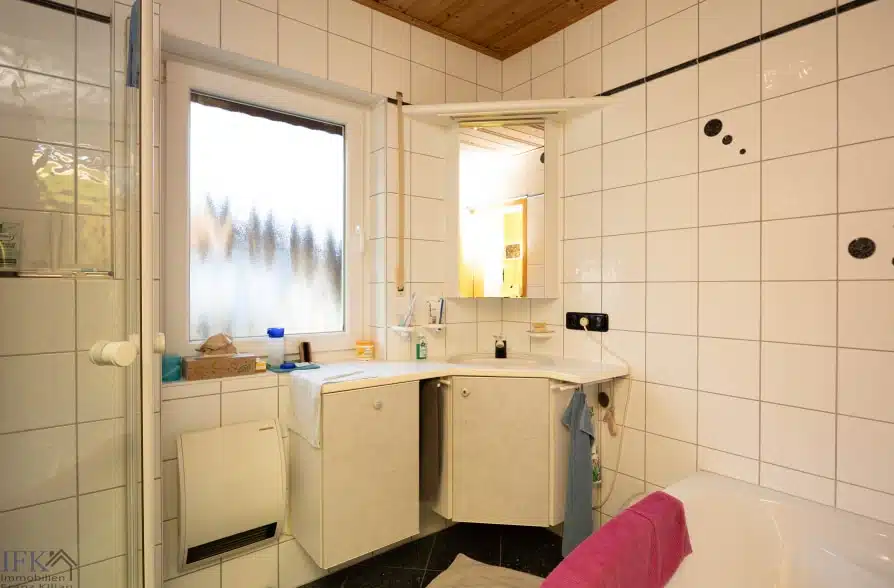 Charmantes Zweifamilienhaus in attraktiver Wohnlage in Seeshaupt - EG Bad (40293)