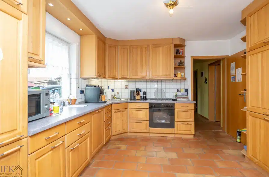 Charmantes Zweifamilienhaus in attraktiver Wohnlage in Seeshaupt - EG Küche (40289)