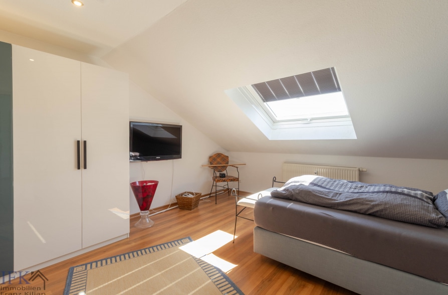 Wohnen über den Dächern von Peißenberg – Traumhafte 4-Zimmer Dachgeschoßwohnung mit Bergblick - Schlafzimmer (36855)