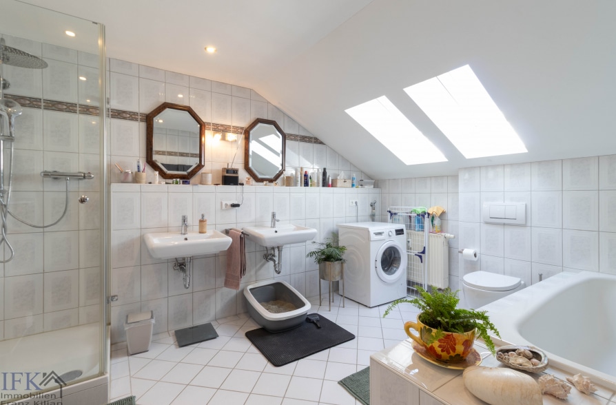 Wohnen über den Dächern von Peißenberg – Traumhafte 4-Zimmer Dachgeschoßwohnung mit Bergblick - Bad (36856)