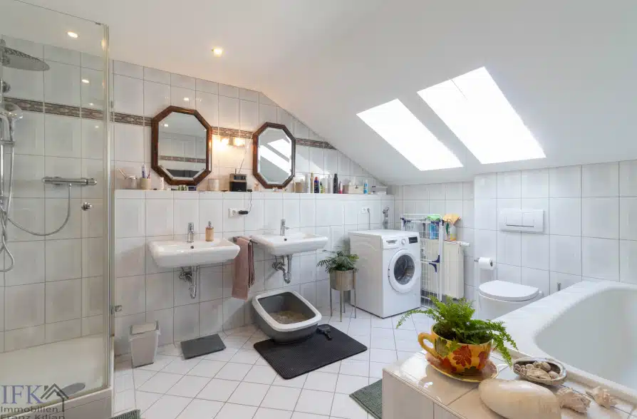 Wohnen über den Dächern von Peißenberg – Traumhafte 4-Zimmer Dachgeschoßwohnung mit Bergblick - Bad (36856)