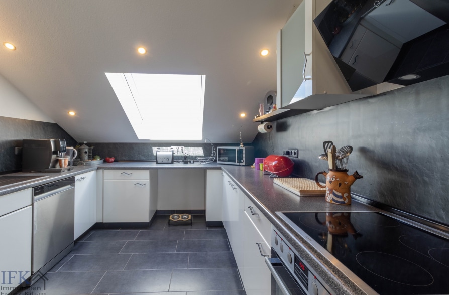 Wohnen über den Dächern von Peißenberg – Traumhafte 4-Zimmer Dachgeschoßwohnung mit Bergblick - Küche (36853)