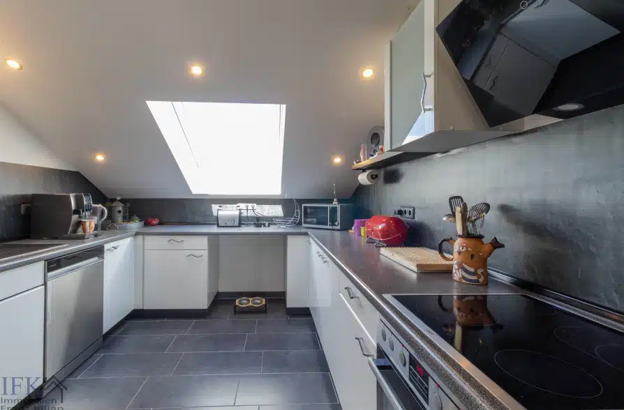 Wohnen über den Dächern von Peißenberg – Traumhafte 4-Zimmer Dachgeschoßwohnung mit Bergblick - Küche (36853)