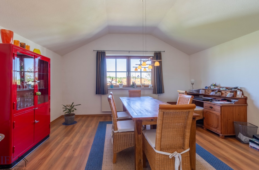 Wohnen über den Dächern von Peißenberg – Traumhafte 4-Zimmer Dachgeschoßwohnung mit Bergblick - Esszimmer (36854)