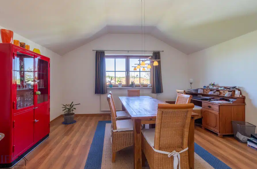 Wohnen über den Dächern von Peißenberg – Traumhafte 4-Zimmer Dachgeschoßwohnung mit Bergblick - Esszimmer (36854)
