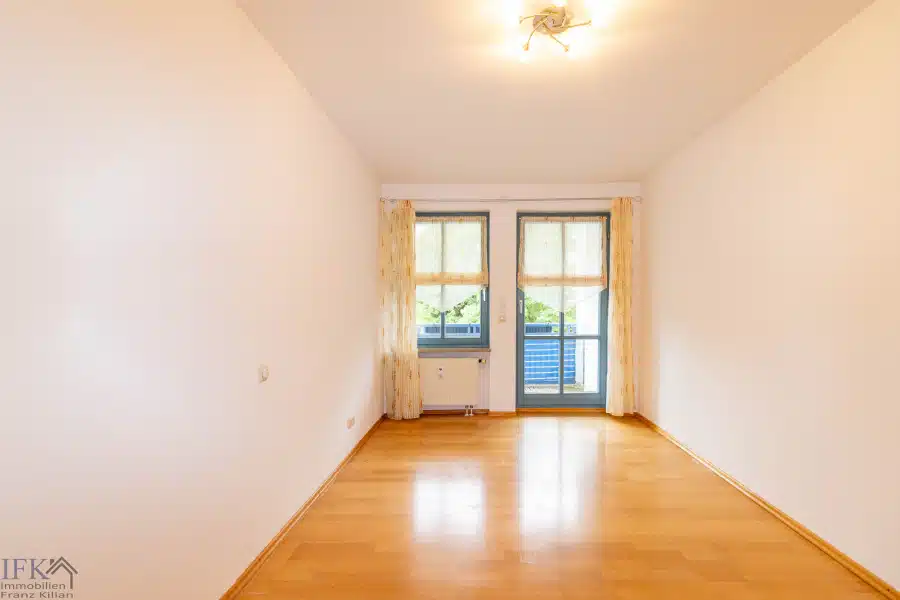 Schlafzimmer - Wohnen wie im Haus! Maisonettewohnung mit eigenem Garten in Weilheim!