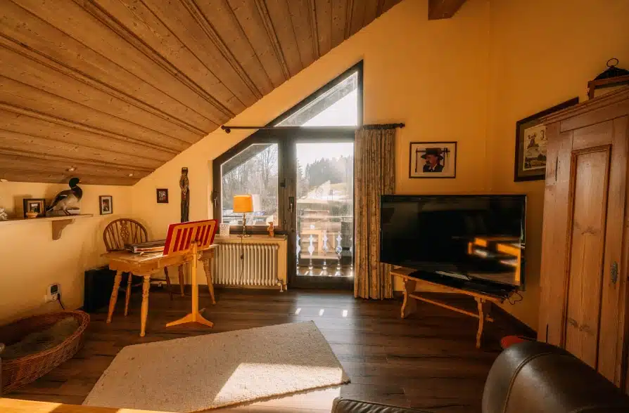 2 für 1 in Tutzing! Einfamilienhaus mit separatem Einlieger-Bungalow - Wohnbereich DG (41395)