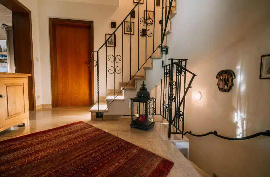 2 für 1 in Tutzing! Einfamilienhaus mit separatem Einlieger-Bungalow - Treppenhaus (41392)