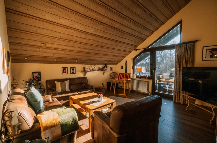 2 für 1 in Tutzing! Einfamilienhaus mit separatem Einlieger-Bungalow - Wohnbereich DG (41394)