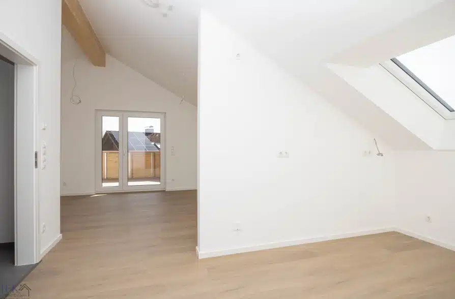 Modern und Energieeffizient. Neubau Dachgeschosswohnung in Bahnhofsnähe in Huglfing! - Blick zum Wohnbereich (40474)