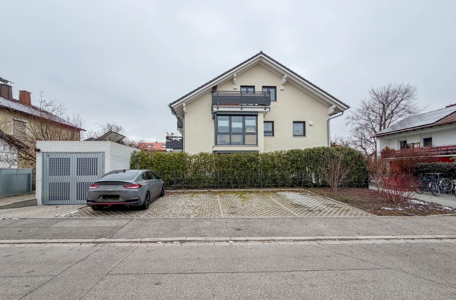 Neuwertiges, modernes 5-Familienhaus in bevorzugter Wohnlage zur Kapitalanlage - Straßenansicht (37820)