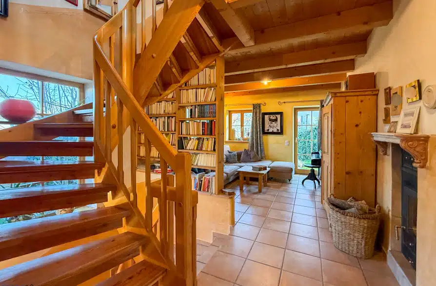 Schöner Wohnen in Peißenberg Wörth! Mediterranes Einfamilienhaus mit hochwertiger Ausstattung! - Treppenhaus (40168)