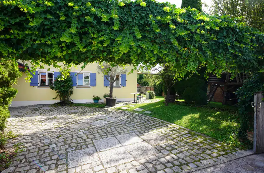 Schöner Wohnen in Peißenberg Wörth! Mediterranes Einfamilienhaus mit hochwertiger Ausstattung! - Hof im Sommer (40166)