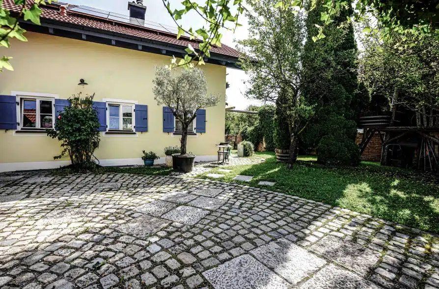 Schöner Wohnen in Peißenberg Wörth! Mediterranes Einfamilienhaus mit hochwertiger Ausstattung! - Außeansicht Sommer (40192)