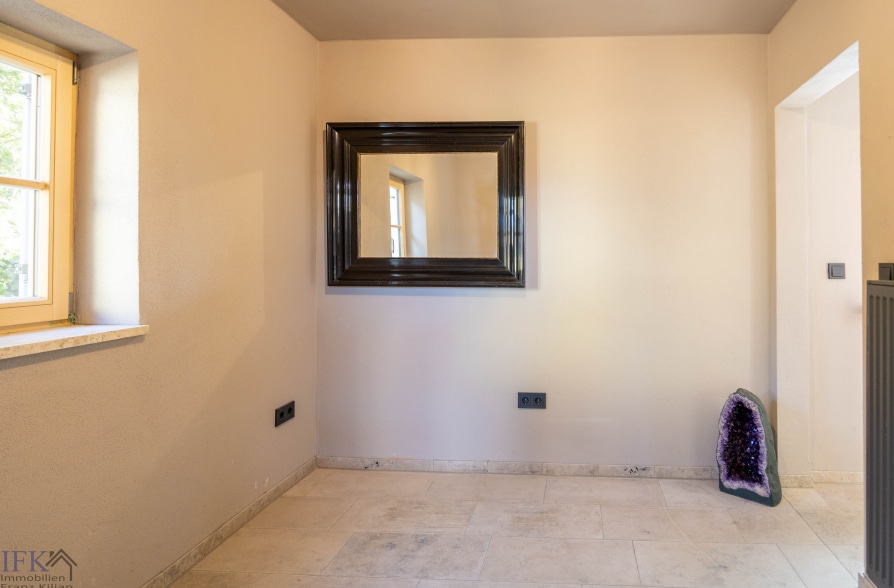 Schöner Wohnen in Peißenberg Wörth! Mediterranes Einfamilienhaus mit hochwertiger Ausstattung! - Flur im Hobby- bzw. Arbeitsbereich (40189)