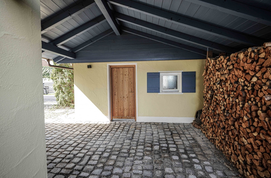 Schöner Wohnen in Peißenberg Wörth! Mediterranes Einfamilienhaus mit hochwertiger Ausstattung! - Blick zum Nebengebäude (40188)