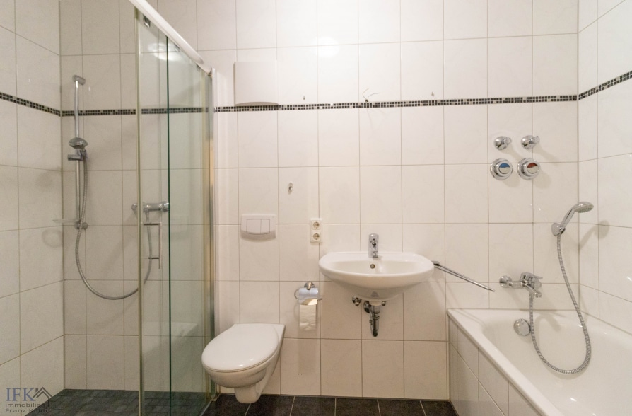 Schöne 3-Zimmer-Garten-Wohnung in zentraler Stadtlage von Weilheim - Bad (36042)