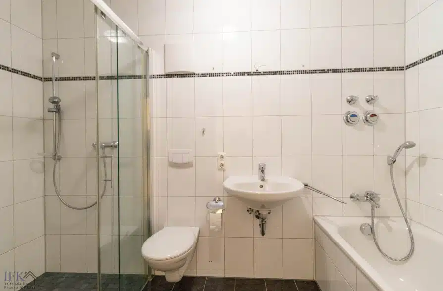 Schöne 3-Zimmer-Garten-Wohnung in zentraler Stadtlage von Weilheim - Bad (36042)