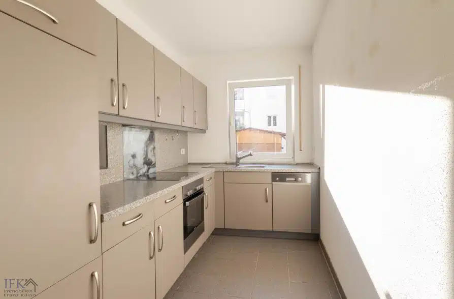 Schöne 3-Zimmer-Garten-Wohnung in zentraler Stadtlage von Weilheim - Küche (36039)