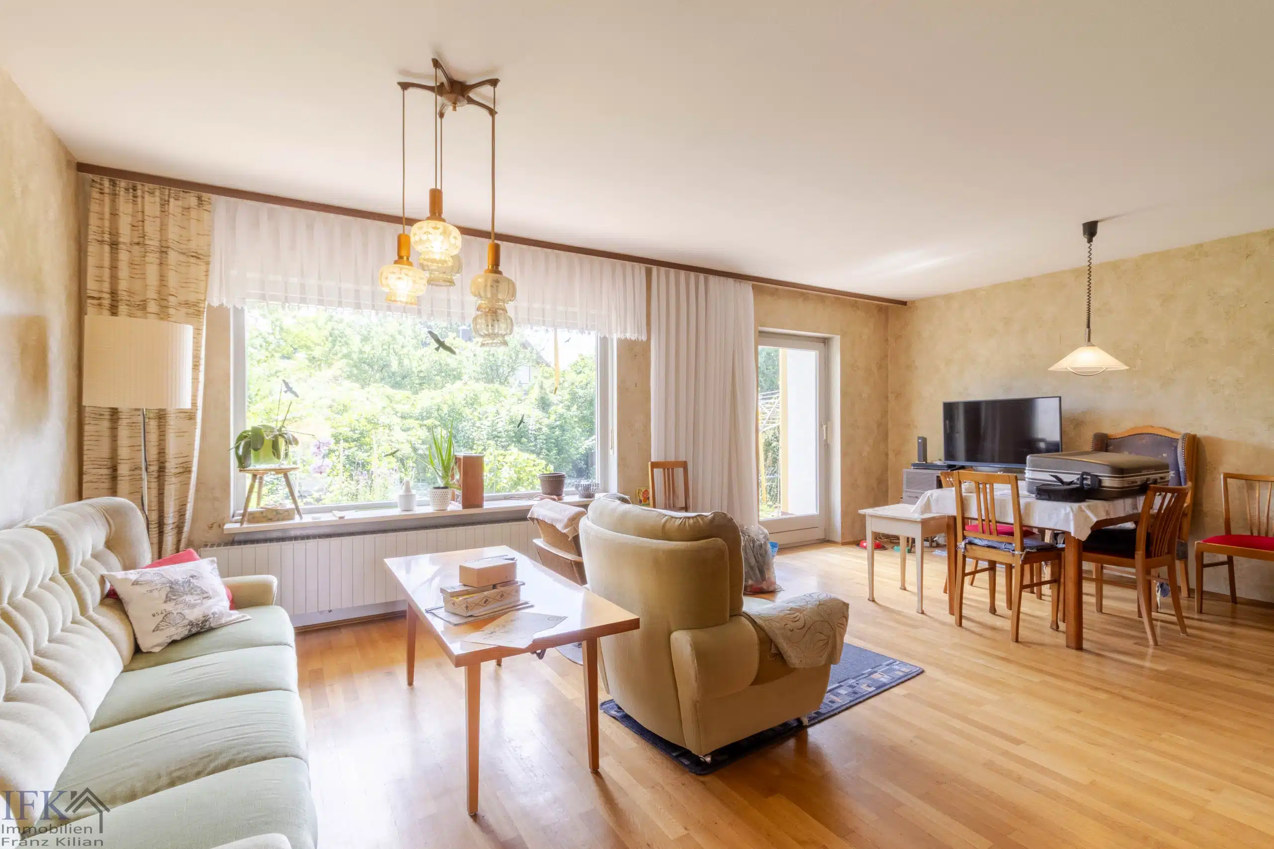 Wohnbereich - Renovierungsbedürftiges Doppelhaus sucht Prinzen zum Wachküssen!