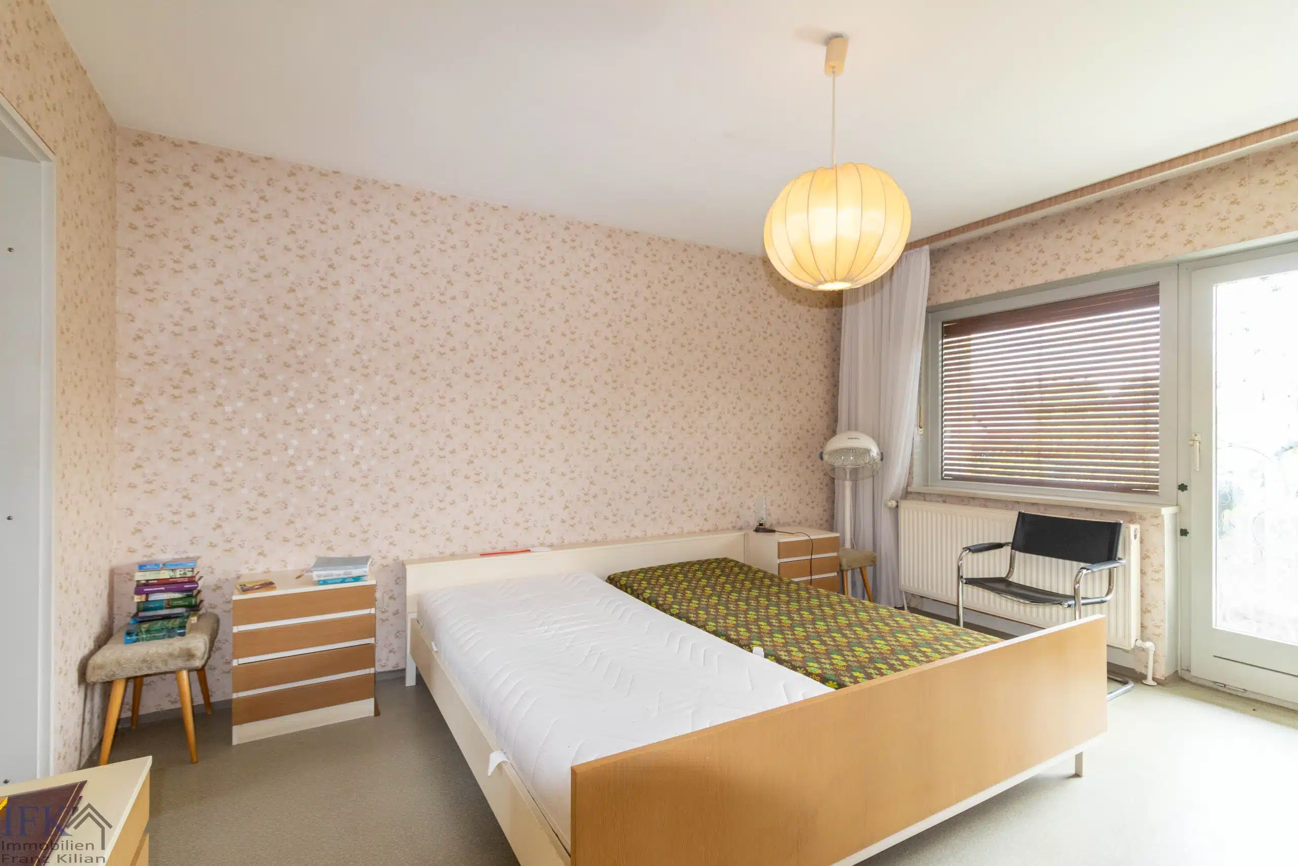 Schlafzimmer - Renovierungsbedürftiges Doppelhaus sucht Prinzen zum Wachküssen!