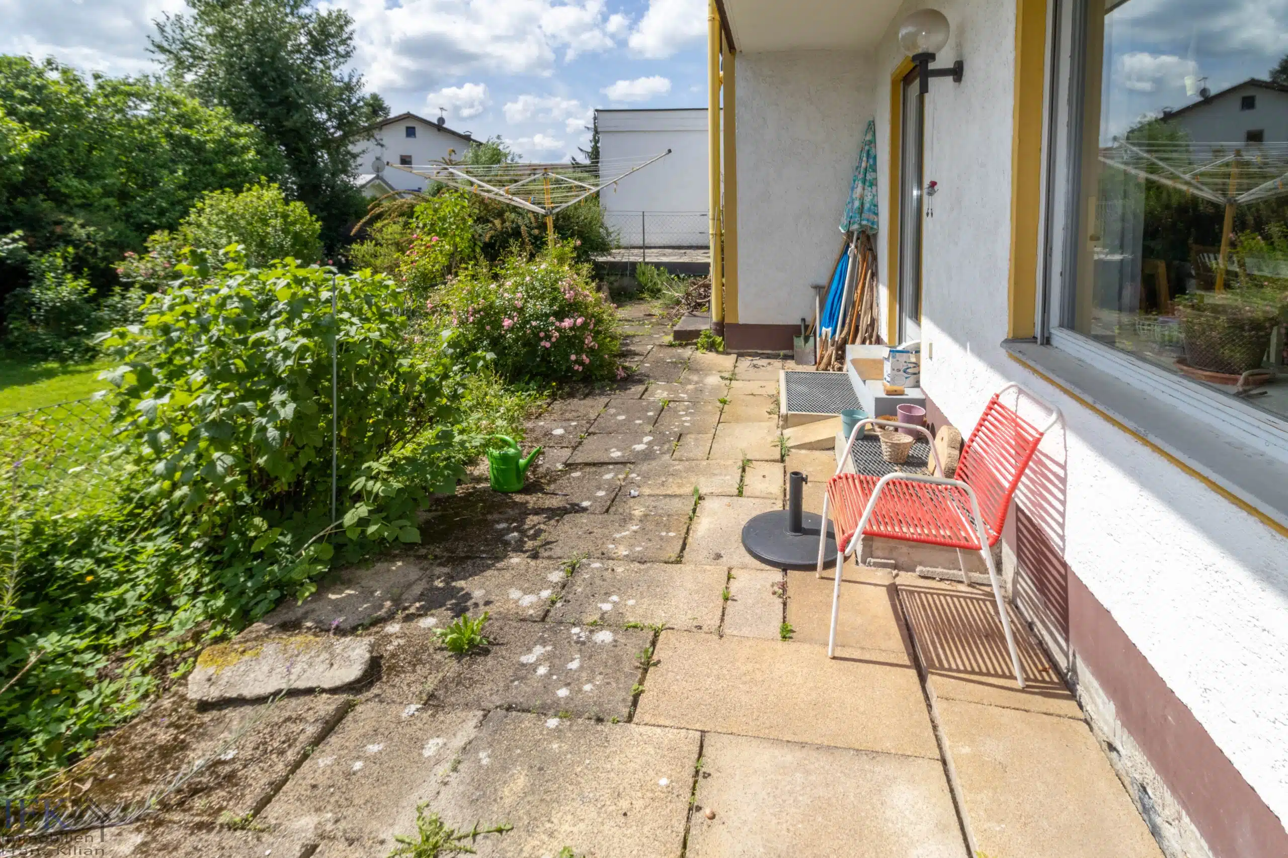 Terrasse - Renovierungsbedürftiges Doppelhaus sucht Prinzen zum Wachküssen!