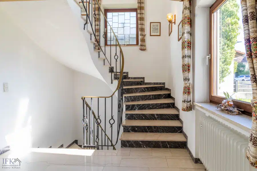 Treppenhaus EG - Großes, befristet vermietetes 3-Familienhaus in Bestlage von Weilheim