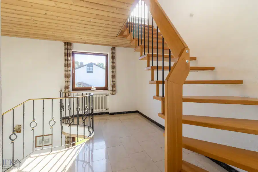 OG Treppenhaus - Großes, befristet vermietetes 3-Familienhaus in Bestlage von Weilheim