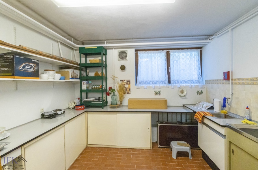 Vielseitig nutzbare Gewerbefläche für Ladenlokal oder Büro in zentraler Lage von Weilheim - Hobbyraum (34032)