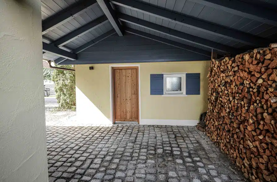 Schöner Wohnen in Peißenberg Wörth! Mediterranes Einfamilienhaus mit hochwertiger Ausstattung! - Blick zum Nebengebäude (41179)