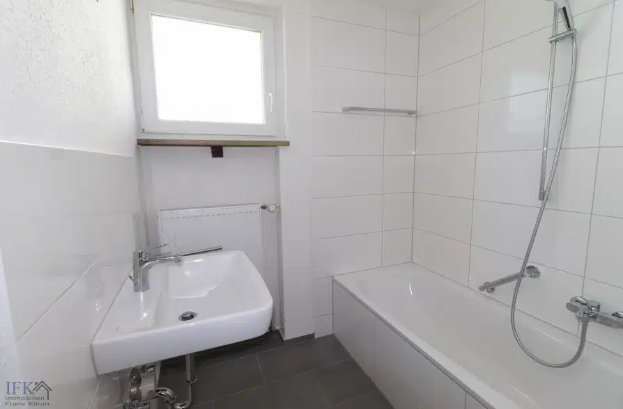 Frisch renovierte 4-Zimmer-Wohnung im Herzen von Weilheim - Bad (37111)