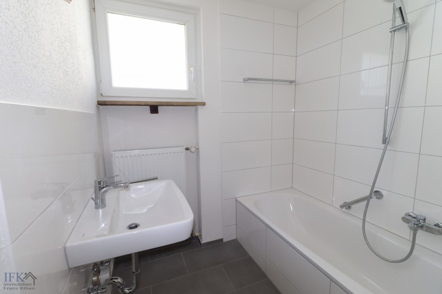 Bad - Frisch renovierte 4-Zimmer-Wohnung im Herzen von Weilheim