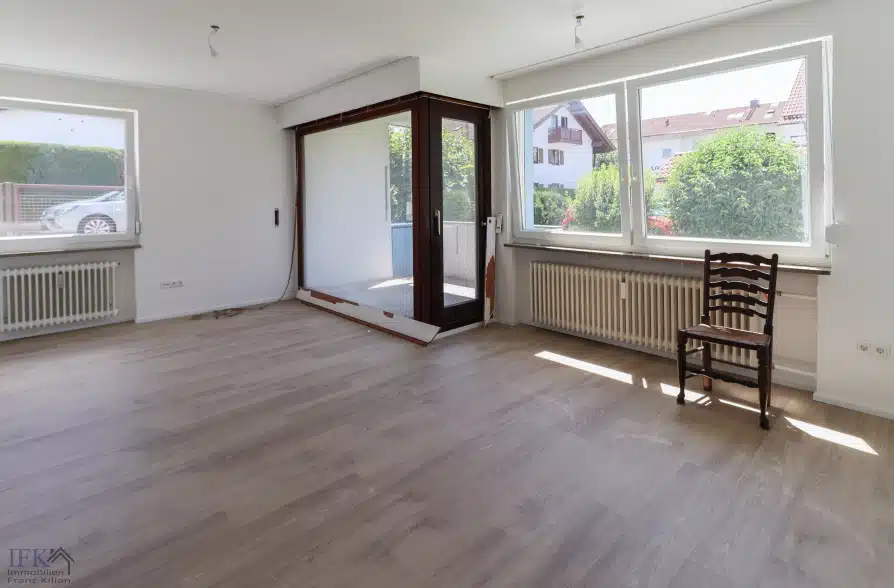 Frisch renovierte 4-Zimmer-Wohnung im Herzen von Weilheim - Wohnzimmer (37104)