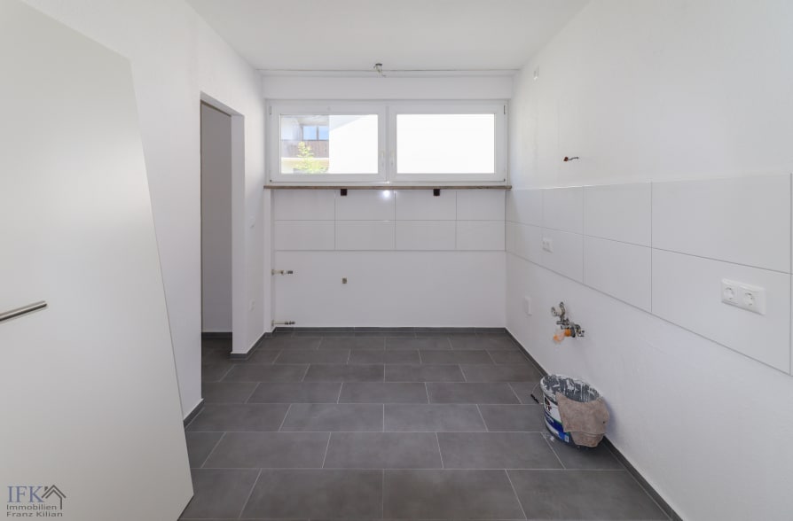 Frisch renovierte 4-Zimmer-Wohnung im Herzen von Weilheim - Küche (37105)