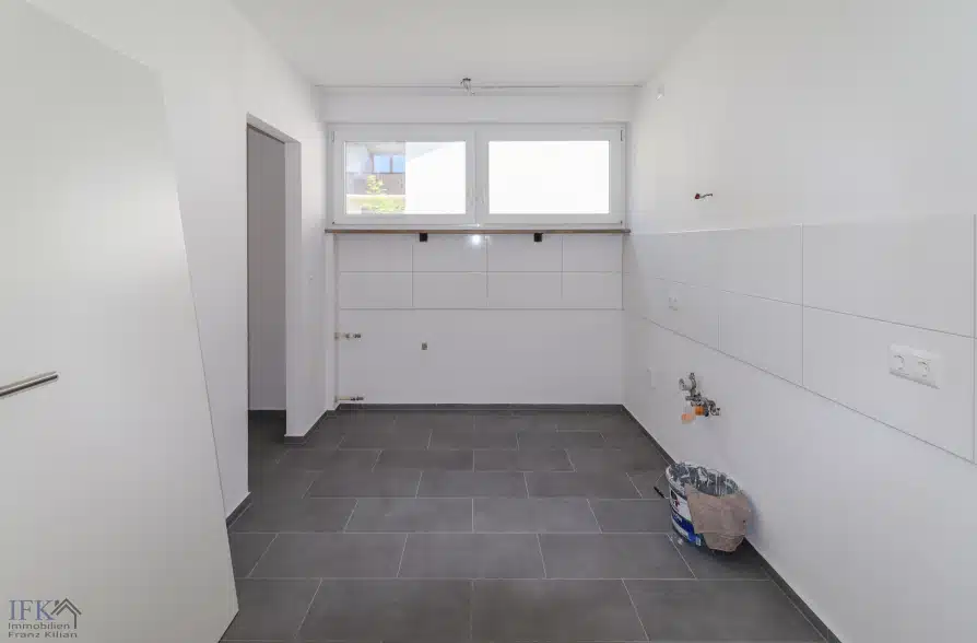 Frisch renovierte 4-Zimmer-Wohnung im Herzen von Weilheim - Küche (37105)