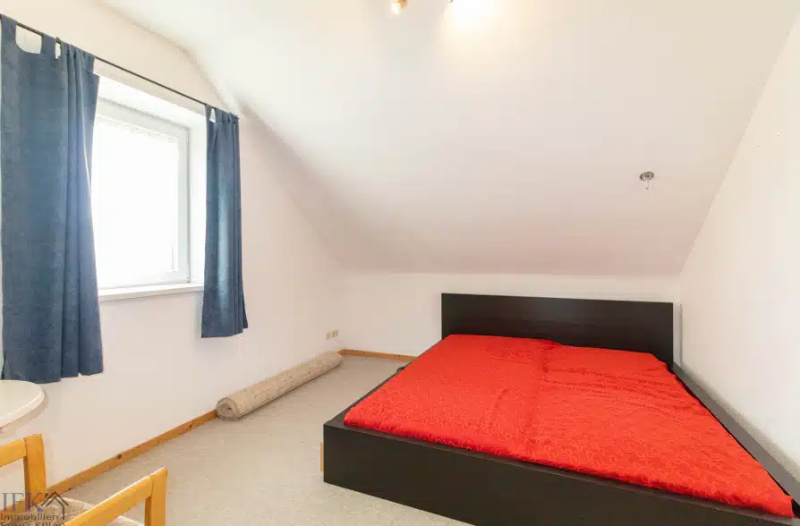 Hier brauchen Sie keinen TV! Zweifamilienhaus in Hohenpeißenberg mit Panoramablick!! - DG Schlafzimmer (38613)