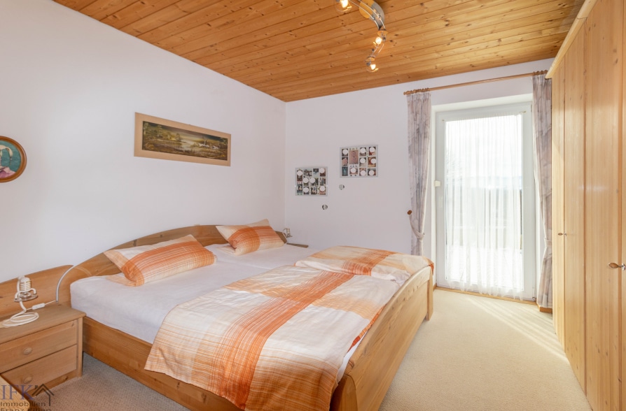 Hier brauchen Sie keinen TV! Zweifamilienhaus in Hohenpeißenberg mit Panoramablick!! - EG Schlafzimmer (38606)
