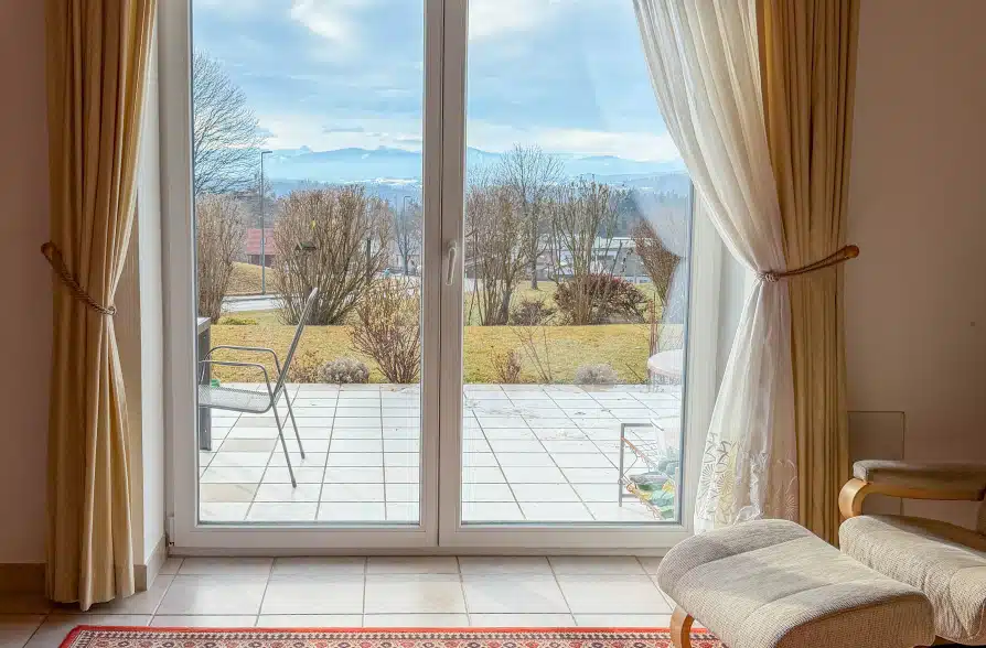 Hier brauchen Sie keinen TV! Zweifamilienhaus in Hohenpeißenberg mit Panoramablick!! - Ausblick Wohnzimmer (38602)