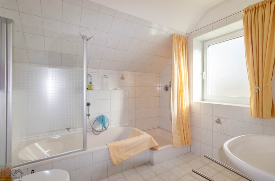 Hier brauchen Sie keinen TV! Zweifamilienhaus in Hohenpeißenberg mit Panoramablick!! - DG Bad (38615)