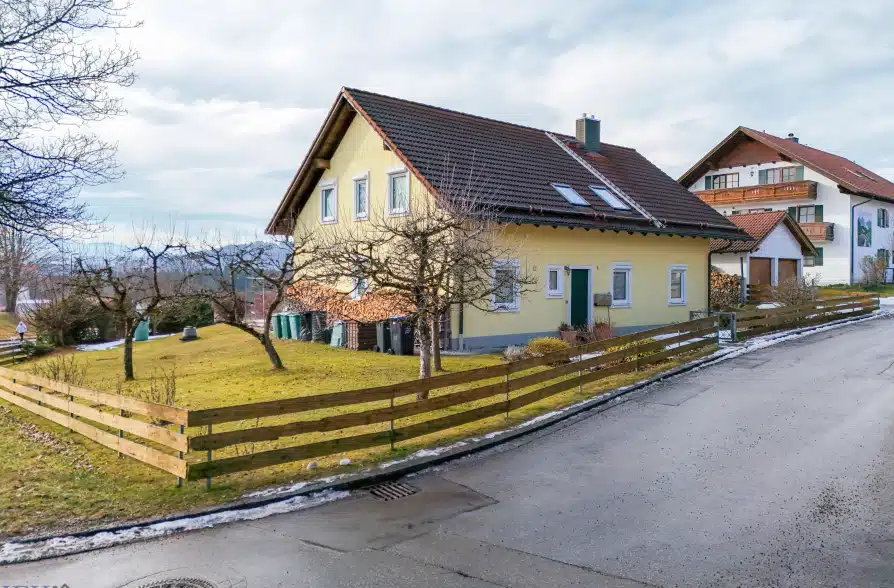 Hier brauchen Sie keinen TV! Zweifamilienhaus in Hohenpeißenberg mit Panoramablick!! - Straßenansicht (38594)