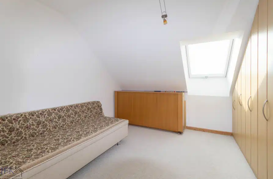 Hier brauchen Sie keinen TV! Zweifamilienhaus in Hohenpeißenberg mit Panoramablick!! - DG Schlafzimmer (38614)