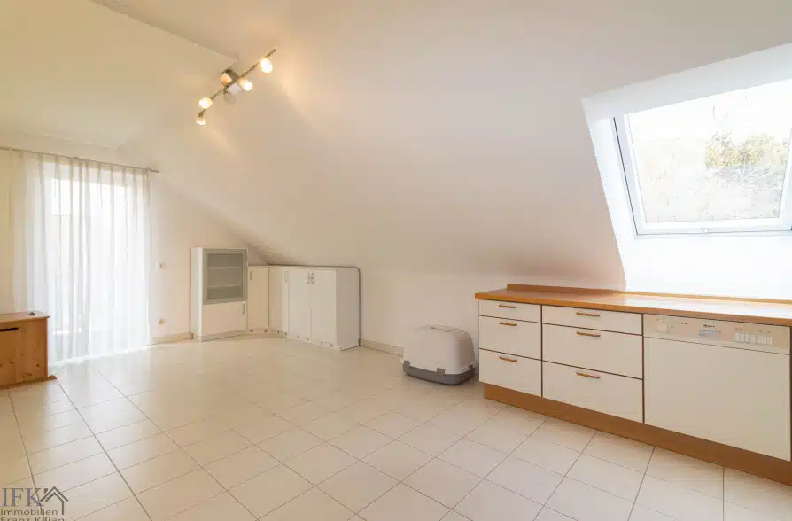 Hier brauchen Sie keinen TV! Zweifamilienhaus in Hohenpeißenberg mit Panoramablick!! - DG Wohnküche (38611)