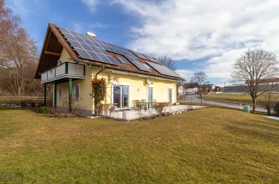 Hier brauchen Sie keinen TV! Zweifamilienhaus in Hohenpeißenberg mit Panoramablick!! - Gartenansicht (38593)