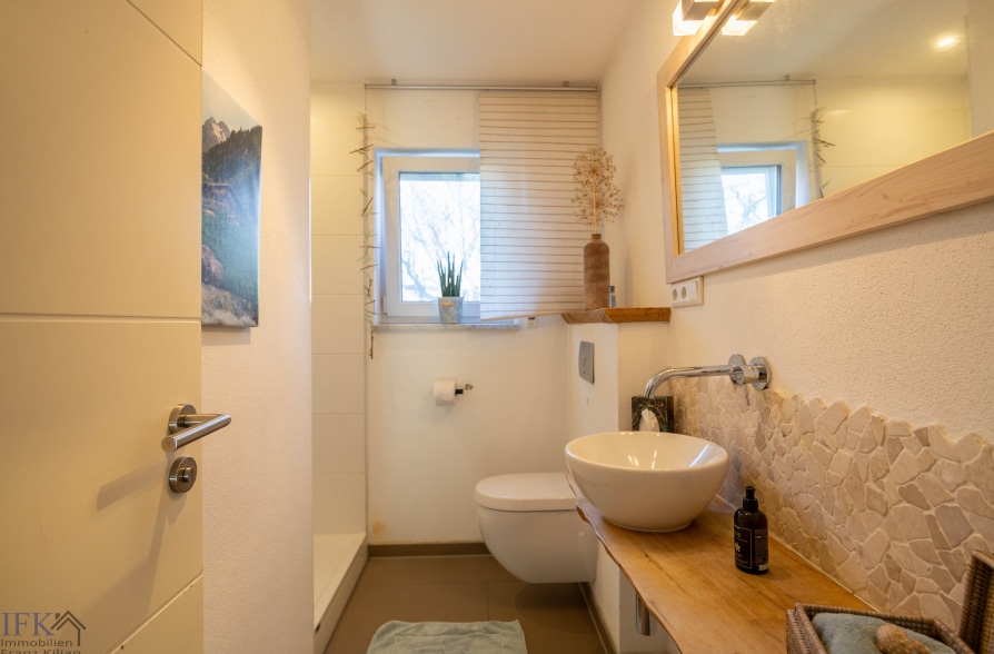 Moderne Doppelhaushälfte Dachterrasse in Peißenberg Wörth - Gäste-WC (43762)